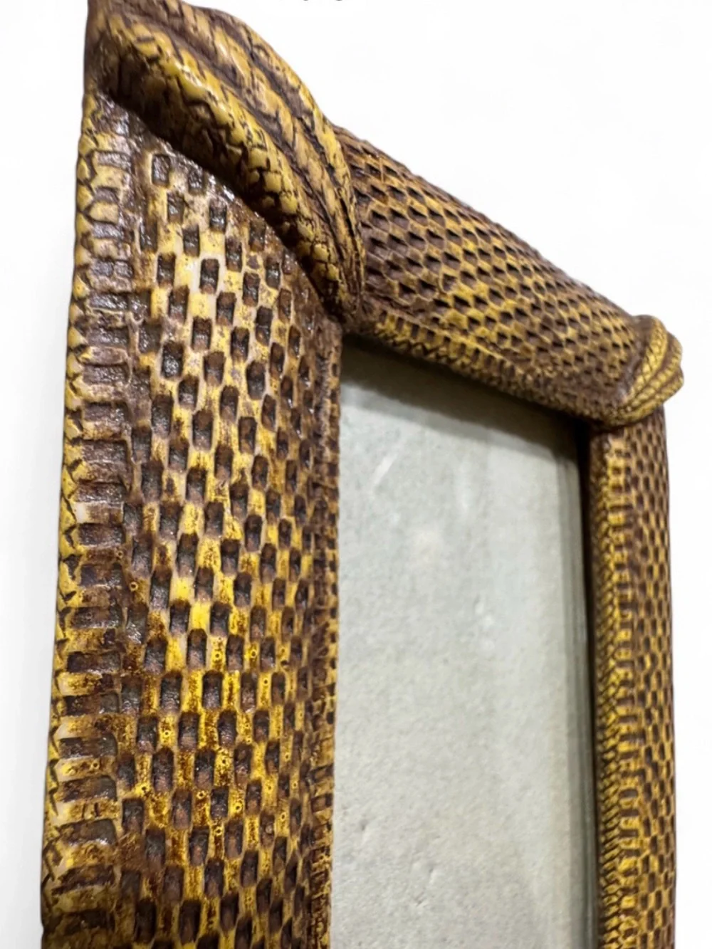 Vintage-Style Decorative Picture Frame in Antique Gold 3x5